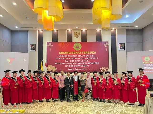 Wisuda STIKIN Angkatan 1